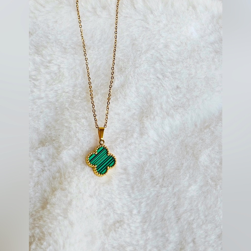Elegant Gold and Green Pendant Necklace